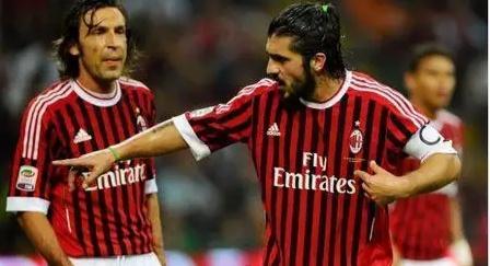 凯恩：这是英格兰史上最强阵，我们将是明年世界杯的夺冠热门（凯恩称英格兰阵容空前强大：明年世界杯我们是头号热门）