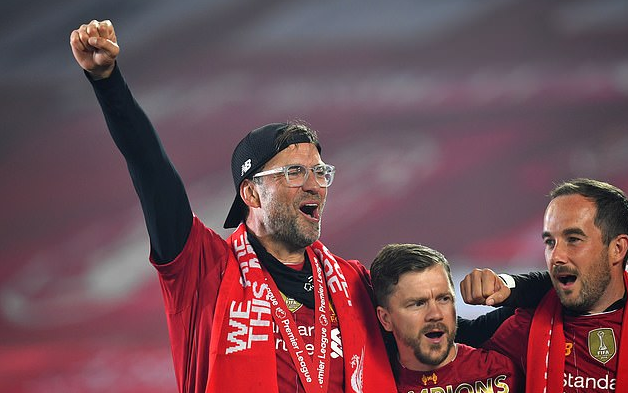 广州小学生观战轮椅篮球赛为运动员加油