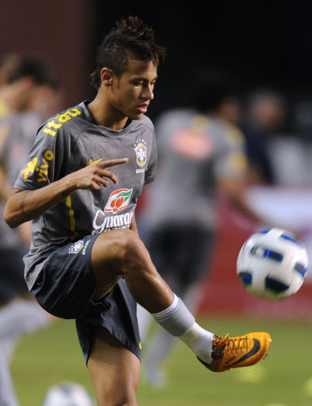 欧冠大神领衔!鹏哥解球11连红 琛茹&小盼哥皆25中23（欧冠高手领衔，鹏哥解盘豪取11连红，琛茹与小盼哥均25中23）