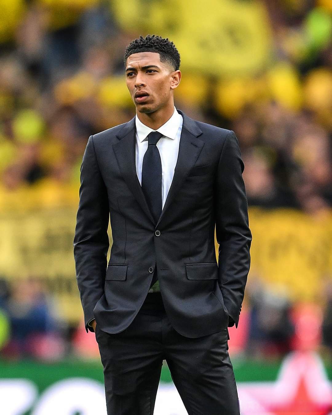 篮球湖人球迷热情支持球队