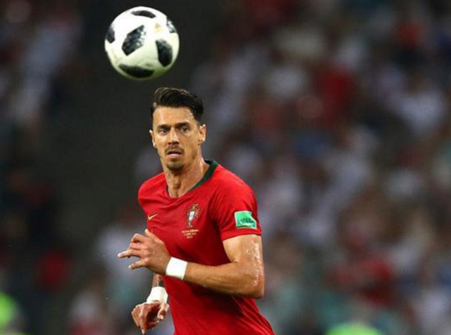 曼联续约卡塞米罗周薪或砍六成，沙特虎视眈眈（曼联拟与卡塞米罗续约，周薪或降六成，沙特球队伺机出手）