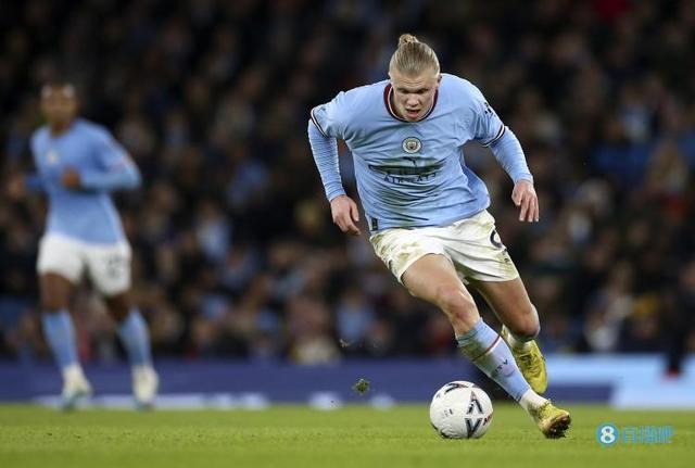 随迈阿密国际夺冠，德保罗赛后剪下主场球网留念